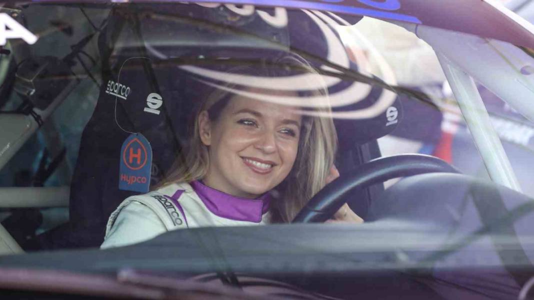 Bir eli direksiyonda, diğer eli gaz ve frende: Kübra rüzgarla yarışıyor! 4